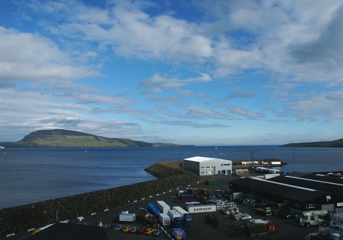 Blick vom Außendeck der M/S Norröna über den Hafen von Tórshavn zur Insel Nólsoy Blick vom Außendeck der M/S Norröna über den Hafen von Tórshavn zur Insel Nólsoy